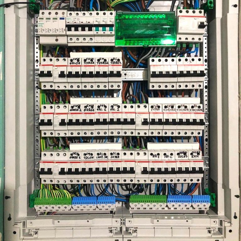 instalación eléctrica negocio Instalación de cuadro eléctrico profesional en negocio de hostelería en Granada y provincia con protecciones y cableado organizado